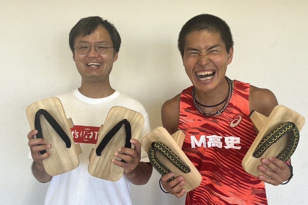 一本歯下駄GETTAを手に笑う宮崎要輔とM高史さん