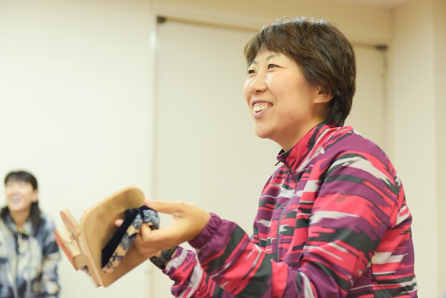 一本歯下駄を手に笑顔で話す中村友梨香さん