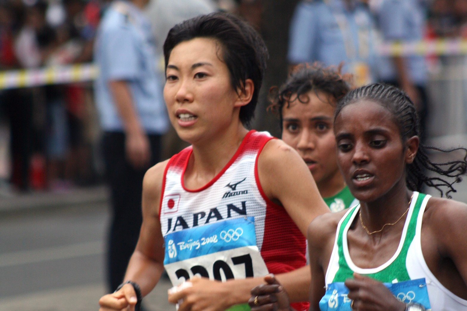2008年北京五輪の女子マラソンを走る中村友梨香さん