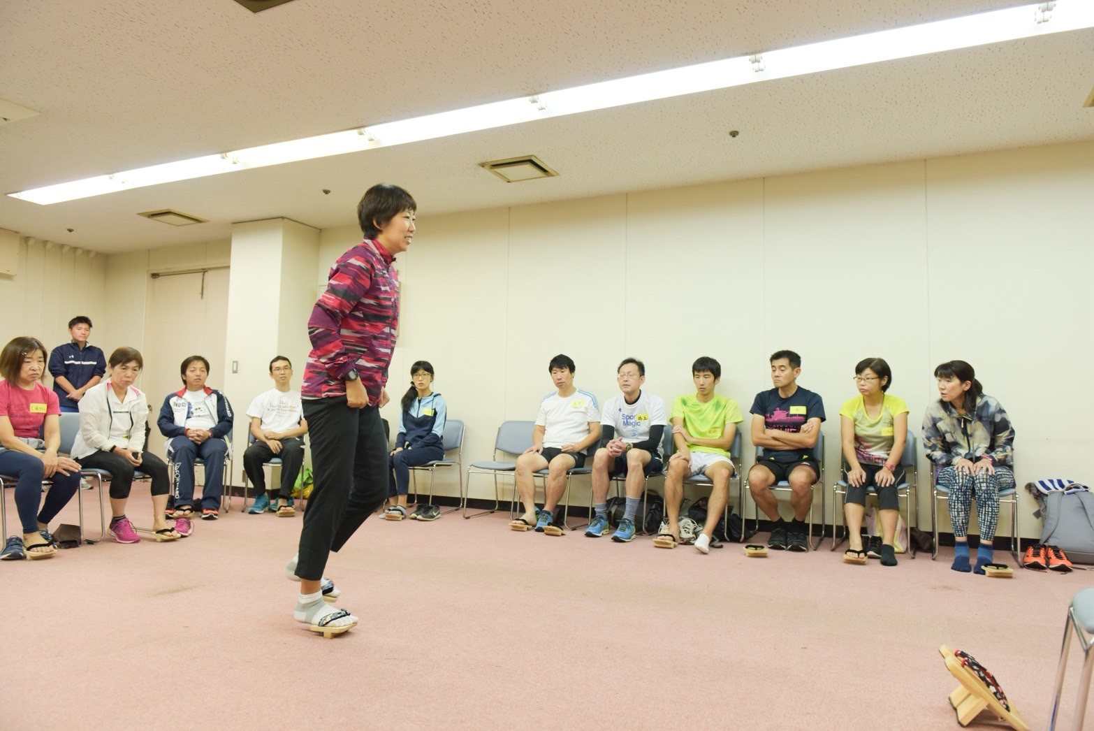 講習で一本歯下駄を履いて動きを見せる中村友梨香さん